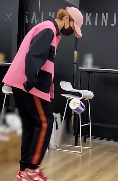 鹿晗参加颠卷纸挑战:期待早日在梦剧场再见到